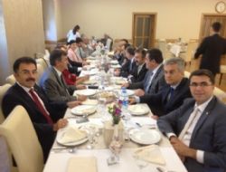 A.Ü'lü vekiller yemekte buluştu